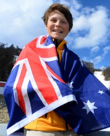 Sochi 2014 Closing-flag Tudhope