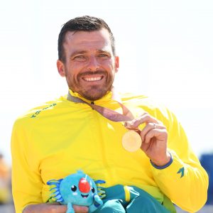 An image of Kurt Fearnley with his gold medal