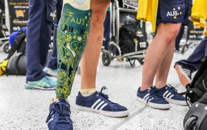 Image of a prosthetic leg in Australian paralympic team colours