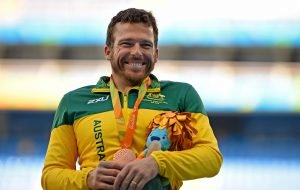 Image of Kurt Fearnley smiling with his medal