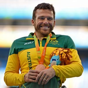 Image of Kurt Fearnley smiling with his medal