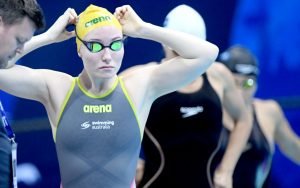 swimmer putting on goggles