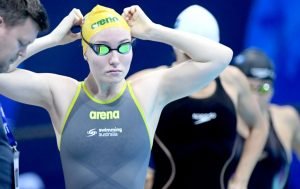 swimmer putting on goggles